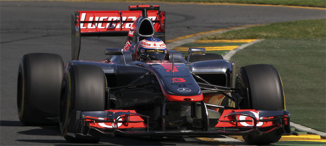 Jenson Button rueda con el MP4-27