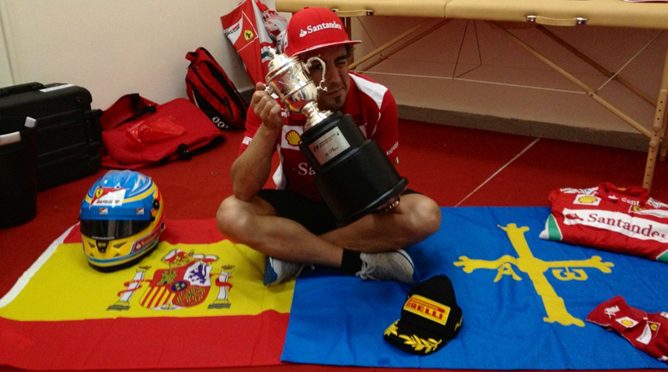 Fernando Alonso con el trofeo del GP de Malasia 