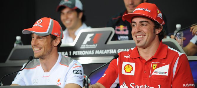 Alonso y Button en una rueda de prensa