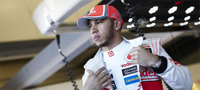 Lewis Hamilton en el box de McLaren