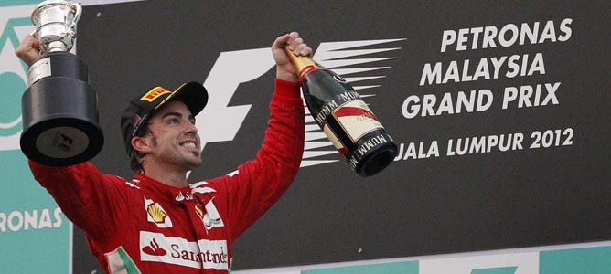 Fernando Alonso en el podio de Sepang