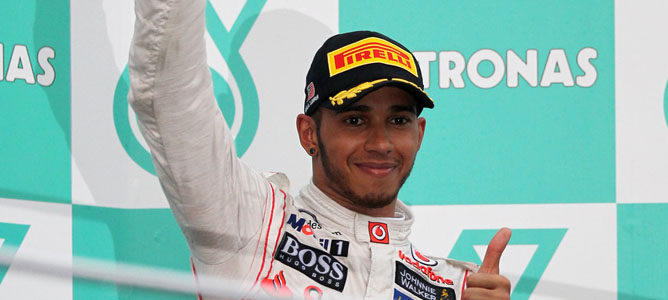Lewis Hamilton en el podio de Sepang