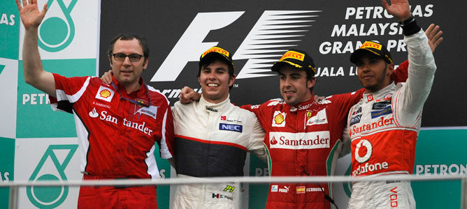Sergio Pérez junto a Fernando Alonso y Stefano Domenicalli