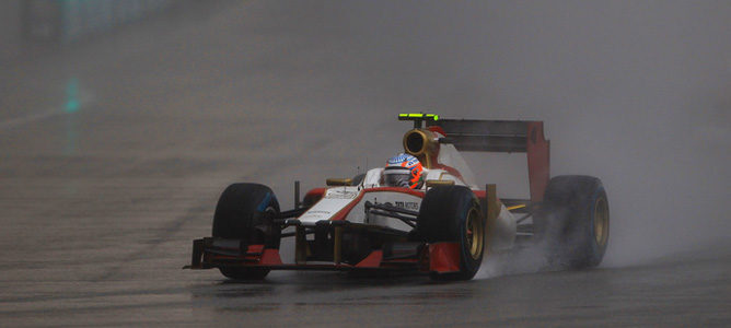 Narain Karthikeyan a bordo de su F112