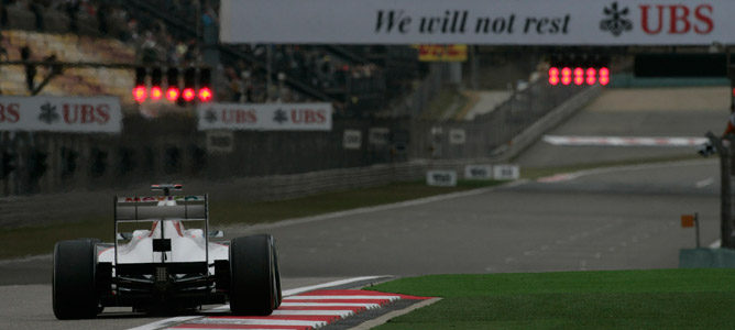 Kamui Kobayashi activando el DRS en el GP de China 2011