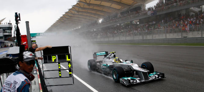 Nico Rosberg pilotando el W03 en Malasia