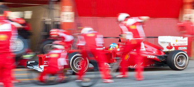 Fernando Alonso hace una parada en boxes