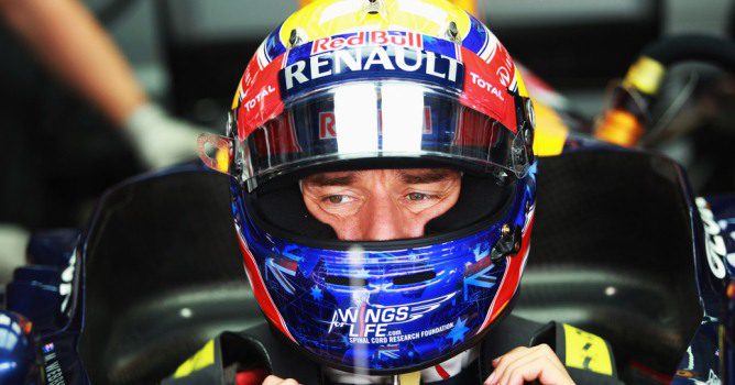 Mark Webber dentro de su RB8 con la mirada fija al frente