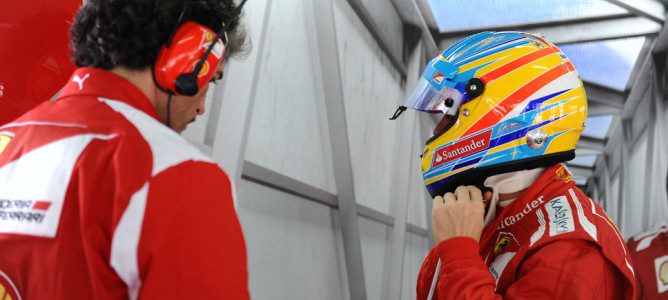 Fernando Alonso se ajusta el casco en el box de Ferrari en el GP de Malasia