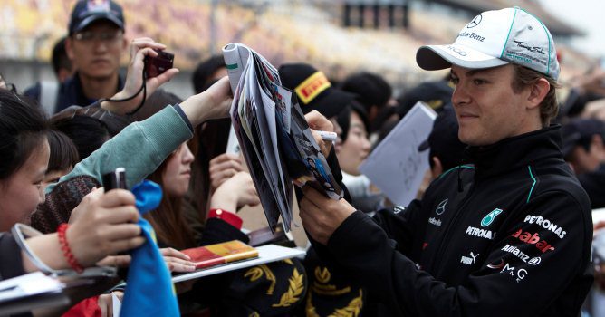 Nico Rosberg atiende a los aficionados en el paddock de China