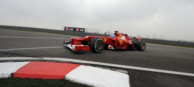 Fernando Alonso ataca una de las curvas del Shanghái