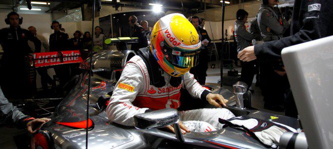 Lewis Hamilton se acomoda en su MP4-27