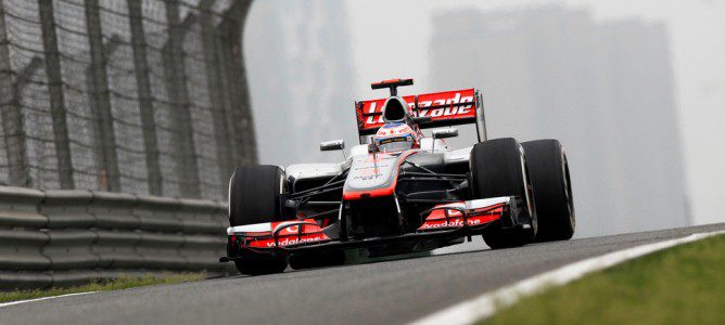 Jenson Button pilotando su McLaren sobre el asfalto del circuito chino de Shanghái