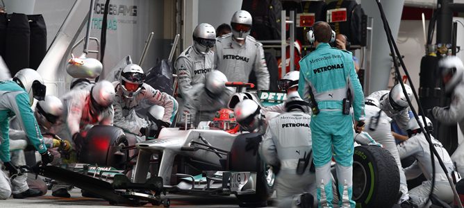 Michael Schumacher realiza un pitstop en China