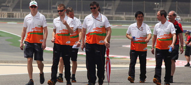 Miembros de Force India reconociendo el circuito de Sakhir