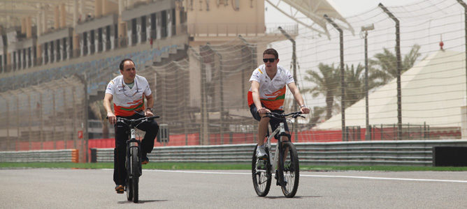 Paul di Resta en bicicleta en el circuito de Sakhir