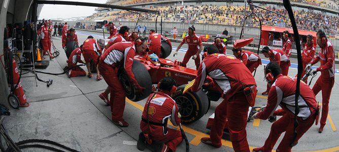 Fernando Alonso realiza una parada en boxes