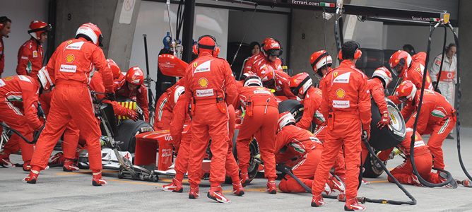Fernando Alonso realiza un pitstop en Baréin