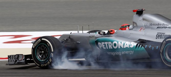 Michael Schumacher se pasa de frenada en Baréin