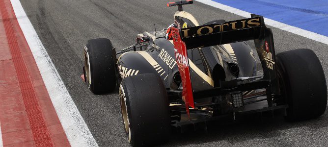 Kimi Räikkönen saliendo de boxes en Baréin