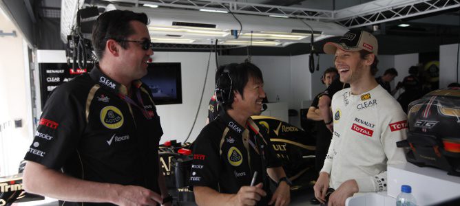 Romain Grosjean, relajado en el box de Lotus