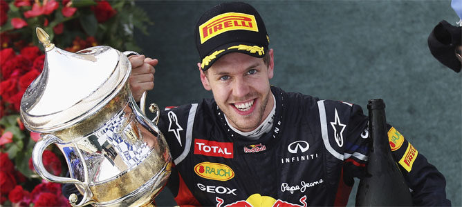Vettel con el trofeo del Gran Premio de Baréin