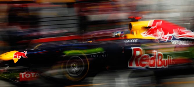 Sebastian Vettel para en boxes en GP de Baréin