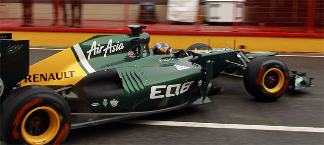 Monoplaza de Caterham saliendo de boxes