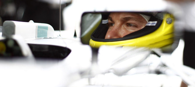 Nico Rosberg reflejado en el retrovisor de su Mercedes W03