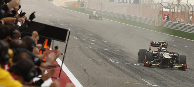 Kimi Räikkonen cruzando la línea de meta en Baréin