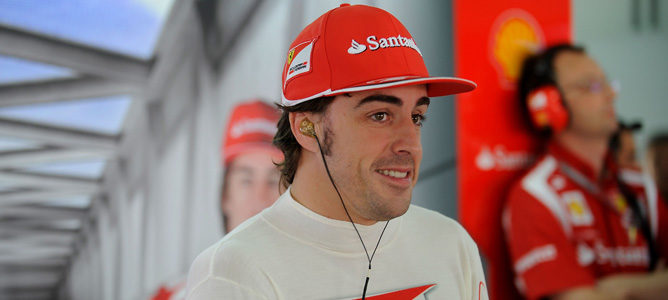 Fernando Alonso en el box de Ferrari