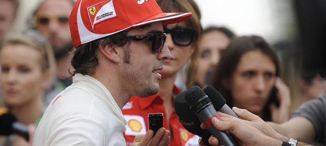 Fernando Alonso contestando las preguntas de los medios