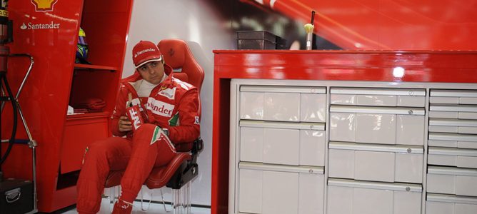 Felipe Massa en el box de Ferrari