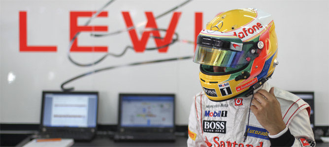 Lewis Hamilton en el box de McLaren
