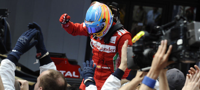 Fernando Alonso celebra su segundo puesto en el GP de España 2012
