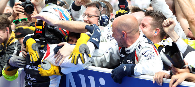 Pastor Maldonado celebra con el equipo Williams su victoria en Montmeló