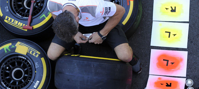 Mecánico de McLaren marcando los neumáticos Pirelli