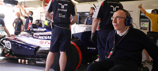 Sir Frank Williams en el box del equipo