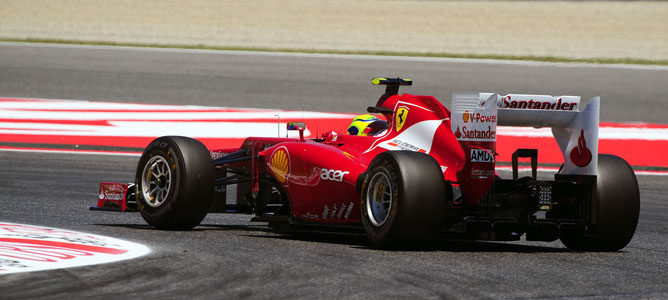 Un Ferrari en el asfalto de Montmeló