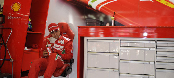 Felipe Massa concentrado en el box de Ferrari