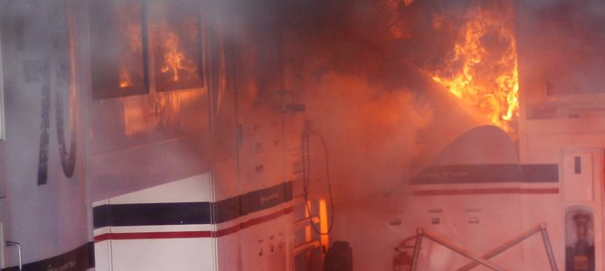 Incendio en el box de Williams tras la carrera de Barcelona 2012