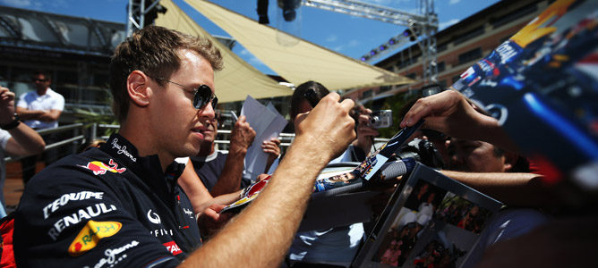 Sebastian Vettel firma autógrafos en Mónaco