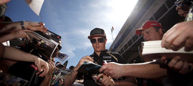 Kimi Räikkönen firmando autógrafos
