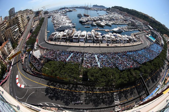 Pastor Maldonado rueda con el FW34 por el lujoso Mónaco