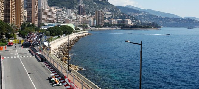 Uno de los Force India a punto de entrar en el túnel de Mónaco