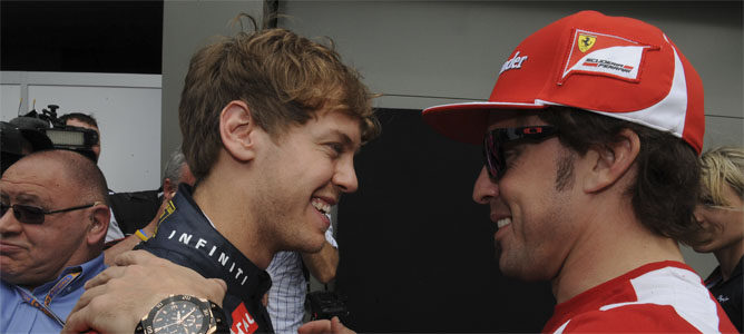 Vettel sonríe junto a su futuro compañero de equipo