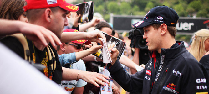 Sebastian Vettel firma... autógrafos