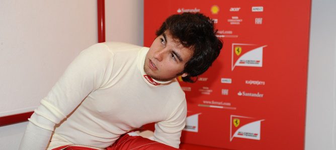 Sergio Pérez subido a un Ferrari