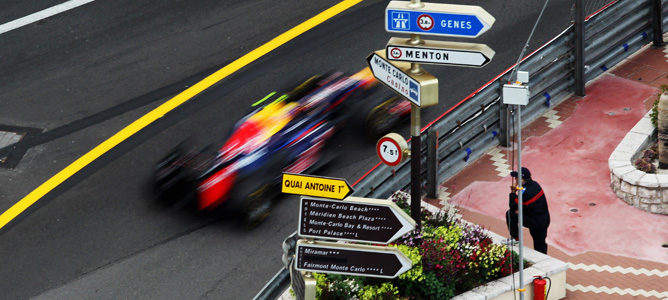 Mark Webber pilota su Red Bull en las calles de Mónaco