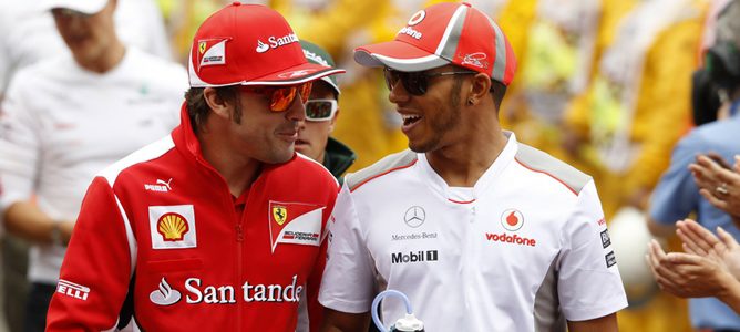Fernando Alonso junto a Lewis Hamilton